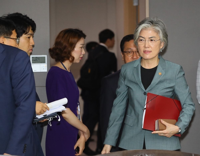 강경화 외교부 장관이 25일 정부세종청사에서 열린 국정현안점검 조정회의에 참석하고 있다. 연합뉴스