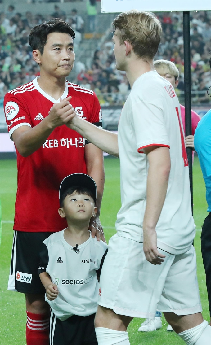 26일 오후 서울 마포구 성산동 서울월드컵경기장에서 열린 하나원큐 팀 K리그와 유벤투스 FC의 친선경기. 이동국 선수의 아들 시안군이 아빠와 인사하는 유벤투스의 더리흐트를 바라보고 있다. 연합뉴스