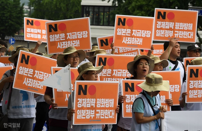 서울지역 자주통일선봉대 회원들이 28일 서울 종로구 주한일본대사관 앞에서 일본의 강제동원 사죄배상 촉구 및 경제보복 규탄 거리행진을 하고 있다. 홍인기 기자