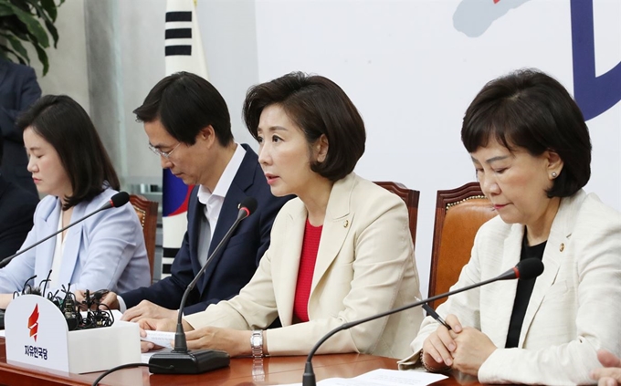 나경원(왼쪽 세번째) 자유한국당 원내대표가 29일 국회에서 열린 최고위원회의에서 발언하고 있다. 연합뉴스