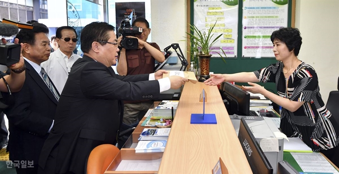 한국기독교총연합회 재정소위 위원장 김정환 목사가 29일 서울 혜화경찰서에 한기총 대표회장 전광훈 목사에 대한 고소ㆍ고발장을 제출하고 있다. 이한호 기자