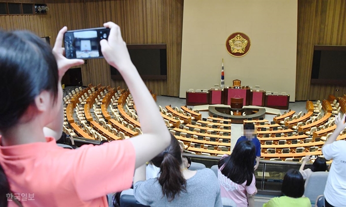 7월 임시국회가 시작된 29일 국회 본회의장이 여야 합의가 이루어지지 못하면서 의사일정이 잡히지 못해 본회의가 열리지 못하고 있다. 오대근 기자