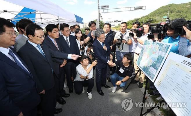 더불어민주당 이해찬 대표 등 당 지도부가 지난해 9월 10일 오전 국회 세종의사당 후보지를 둘러보고, 이원재 행복도시 건설청장의 후보지 설명을 듣고 있다. 연합뉴스.