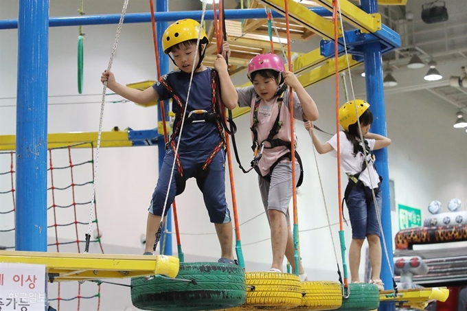 30일 오전 부산 해운대구 벡스코 제2전시장에서 ‘상상체험 레이싱 키즈월드’가 열려 어린이들이 정글짐 체험을 하고 있다.