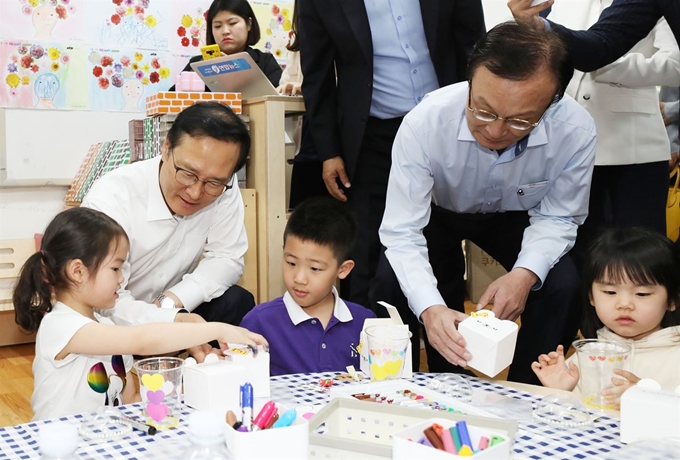 이해찬(오른쪽) 더불어민주당 대표와 홍영표 민주당 의원이 지난 5월 3일 서울 관악구에 위치한 전국 최초의 매입형 유치원인 구암유치원에서 아이들과 만나고 있다. 뉴시스