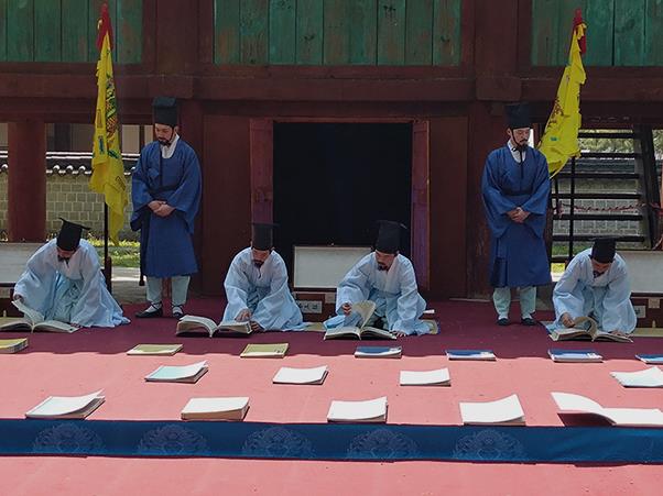 조선 시대에는 장마가 끝난 후 사고에서 왕조실록을 말렸다. 전주 사고에서는 매년 포쇄 행사를 재현한다. 전주시 제공