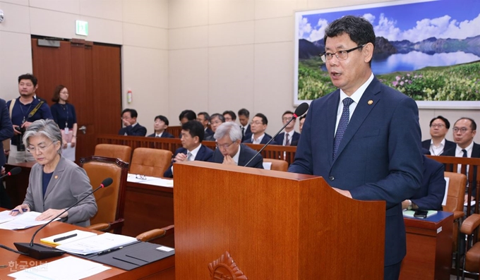 김연철 통일부장관이 30일 국회에서 열린 외교통일위원회 전체회의에 참석해 현안보고를 하고 있다.오대근기자