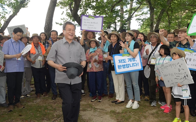 30일 경상남도 거제시 저도를 찾은 문재인 대통령이 국민탐방단과 인사하고 있다. 뉴시스