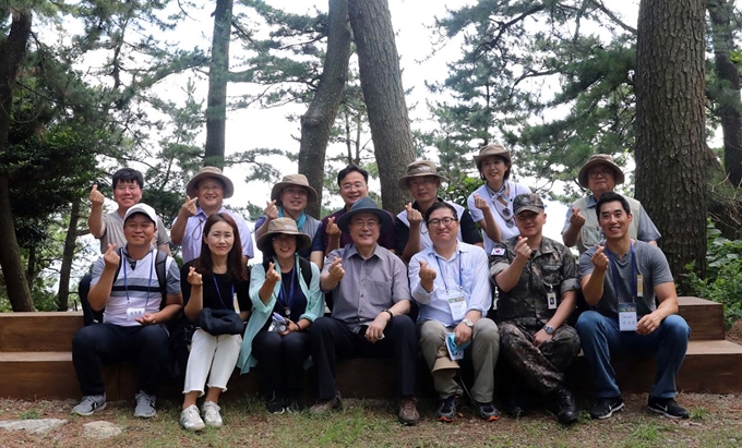 문재인 대통령이 30일 오후 경남 거제시에 위치한 대통령 별장지 '저도'를 국민탐방단과 함께 둘러본 뒤 기념촬영하고 있다. 뉴시스