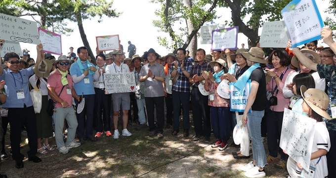 30일 경상남도 저도를 찾은 문재인대통령이 인사말하고 있다. 류효진 기자