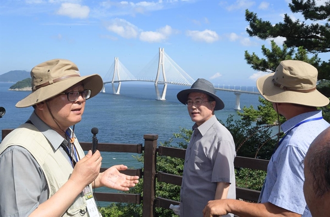 30일 경상남도 거제시 저도를 찾은 문재인대통령이 산책로 전망대에서 설명을 듣고 있다. 류효진 기자