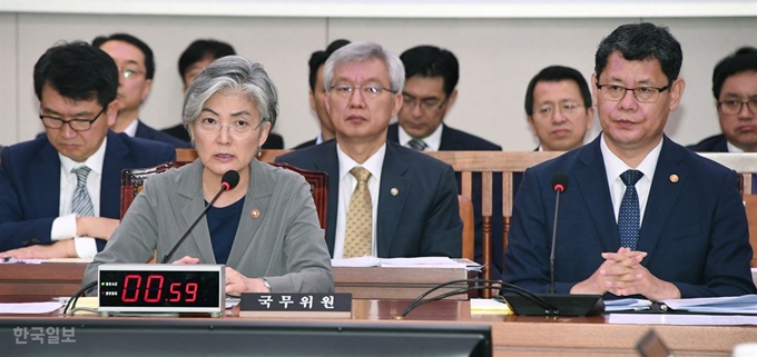 [저작권 한국일보] 강경화(왼쪽) 외교부 장관이 30일 국회 외교통일위원회 전체회의에서 의원 질의에 답변하고 있다. 오대근 기자