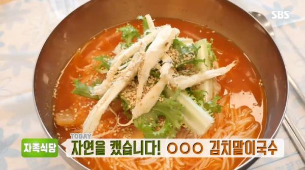 ‘생방송 투데이’ 산더덕 김치말이국수 맛집이 화제다. SBS 방송 캡처