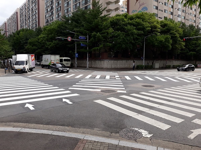 대전시는 31일 초등학교 주변을 중심으로 보행자 안전을 위해 교차로 대각선 횡단보도 설치를 확대한다고 밝혔다. 대전시 제공