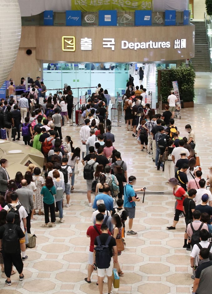 본격적인 여름 휴가 성수기로 들어간 31일 오전 김포공항에서 여행객들이 출국 수속을 기다리고 있다. 연합뉴스