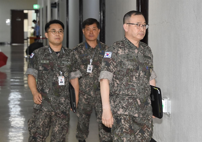 김영환(오른쪽) 합동참모본부 정보본부장을 비롯한 군 관계자들이 북한 단거리 탄도미사일 발사 관련 보고를 위해 31일 국회 정보위원장실로 향하고 있다. 연합뉴스