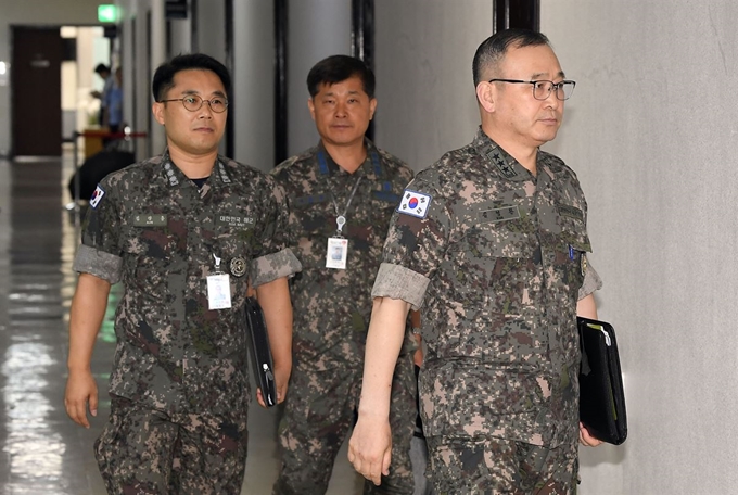 합참 정보본부장을 비롯한 군 관계자들이 북한 미사일 발사 관련 보고를 하기 위해 31일 서울 여의도 국회 정보위원회로 들어가고 있다.