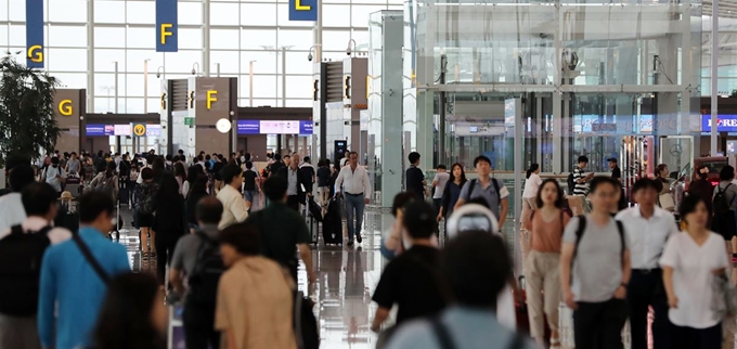 24일 인천국제공항 제2터미널 출국장이 휴가철 해외여행객 등으로 붐비고 있다. 연합뉴스