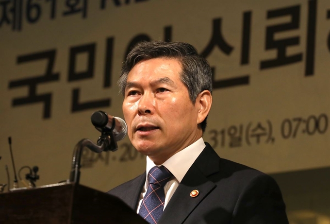 정경두 국방부 장관이 31일 오전 서울 중구 웨스틴조선호텔에서 열린 '제61회 KIDA 국방포럼'에서 강연하고 있다. 연합뉴스