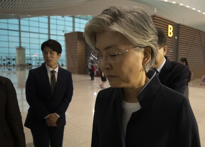 강경화 외교부 장관이 태국 방콕에서 열리는 아세안(ASEAN·동남아시아국가연합) 관련 연쇄 외교장관 회의에 참석하기 위해 31일 오전 인천국제공항을 통해 출국하고 있다. 인천=연합뉴스