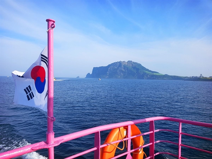 선상호텔 ‘아일랜드F.’로 향하는 배에서 보이는 성산일출봉. 윤한슬 기자