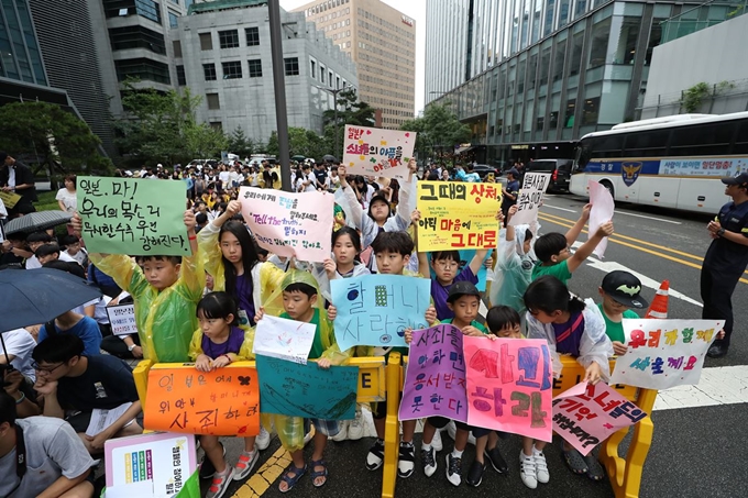 31일 서울 종로구 주한일본대사관 앞에서 일본군 위안부 피해자 문제 해결을 위한 정기 수요시위가 열리고 있다. 연합뉴스