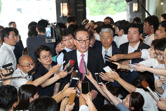 일본의 대(對)한국 수출규제 해법 모색을 위해 일본을 찾은 무소속 서청원 의원 등 국회 방일단이 31일 일본 도쿄 뉴오타니호텔에서 자민당 누카가 후쿠시로(額賀福志郞) 일한의원연맹 회장과 회동을 마친 뒤 기자회견을 하고 있다. 도쿄=연합뉴스