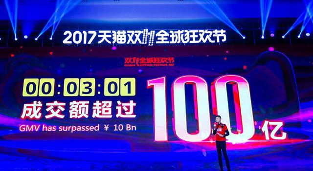 글로벌 시장 조사기관 유로모니터에 따르면 2019 아시아 유통 업체 1위는 중국 알리바바였다. 사진은 지난해 11월 알리바바 대니얼 장 융 최고경영자(CEO)가 독신자의 날로 알려진 광군제 행사 종료 직후 당일 매출액 1682억 위안(약 28조원)이 표시된 스크린 앞에서 이야기하는 모습. 연합뉴스