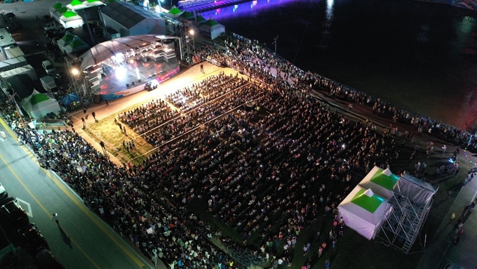 봉화군이 지난달 30일 열린 봉화은어축제 마마무콘서트에서 무대 앞자리를 별도의 지정석으로 마련했다. 봉화군 제공