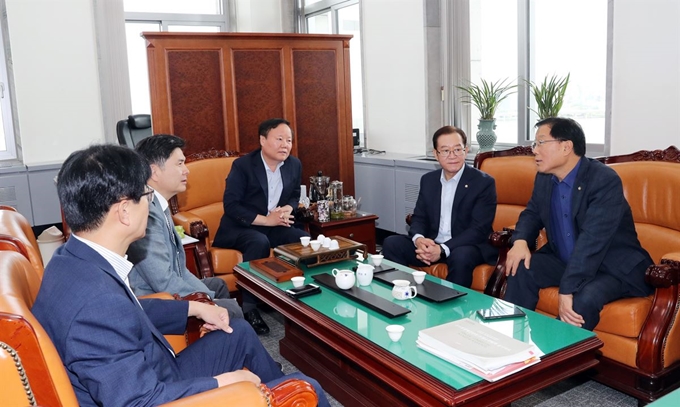 김재원 국회 예결위원장이 오전 1일 국회 예결위원장실에서 여야 예결위 간사들과 막바지 심사를 앞두고 간담회를 하고 있다. 오른쪽부터 윤후덕 더불어민주당, 이종배 자유한국당 예결위 간사, 김 위원장, 지상욱 바른미래당 예결위 간사. 오대근기자