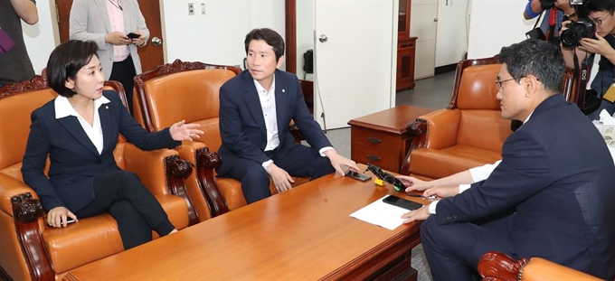 여야 교섭단체 원내대표들이 1일 오전 국회에서 본회의를 비롯하 국회일정 등을 협의하기 위해 회동하고 있다. 왼쪽부터 자유한국당 나경원, 더불어민주당 이인영, 바른미래당 오신환 원내대표. 연합뉴스