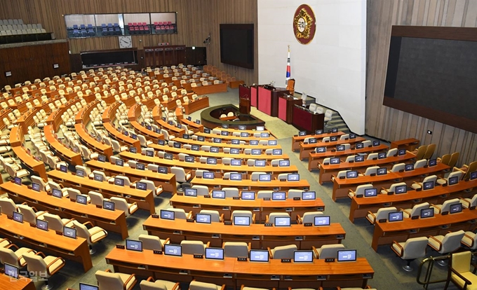 추경안 처리를 위한 임시국회 본회의가 1일 오후 열린 예정이었으나, 여.야 이견으로 예결 소위의 추경총액 심사가 지연되며 본회의가 계속 지연되어 열리지 못하고 있다. 오후 2시 개회예정이던 본회의는 오후 4시로 연기 후 다시 오후 8시로 연기되고 있다. 오대근기자