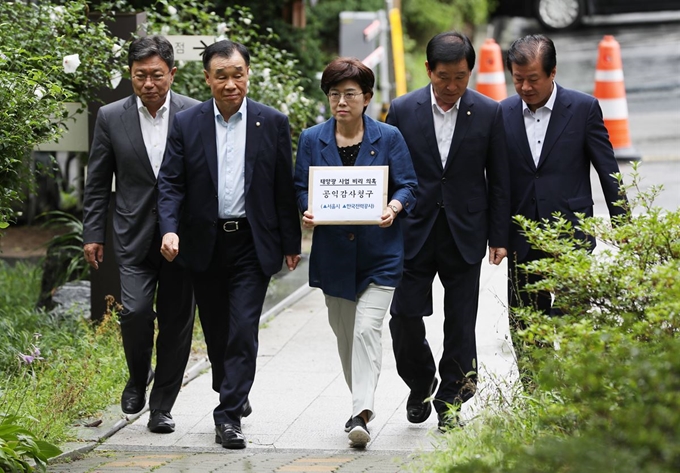 자유한국당 최연혜(가운데) 의원 등이 1일 서울 종로구 감사원에 태양광 사업 관련 공익감사청구서를 제출하고 있다. 연합뉴스