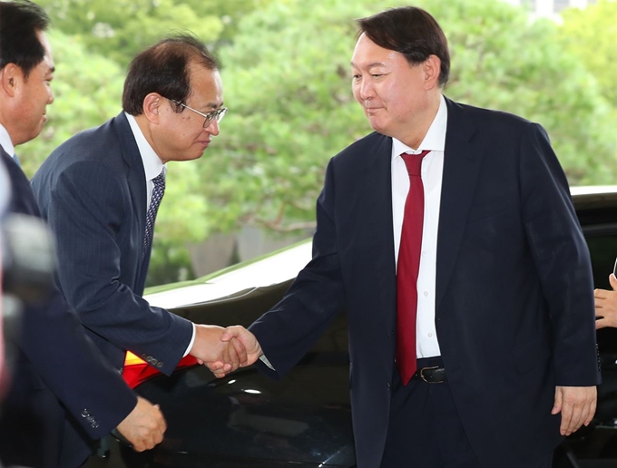 윤석열 신임 검찰총장이 25일 취임식이 예정된 서울 서초구 대검찰청에 도착해 관계자들과 인사를 하고 있다. 연합뉴스