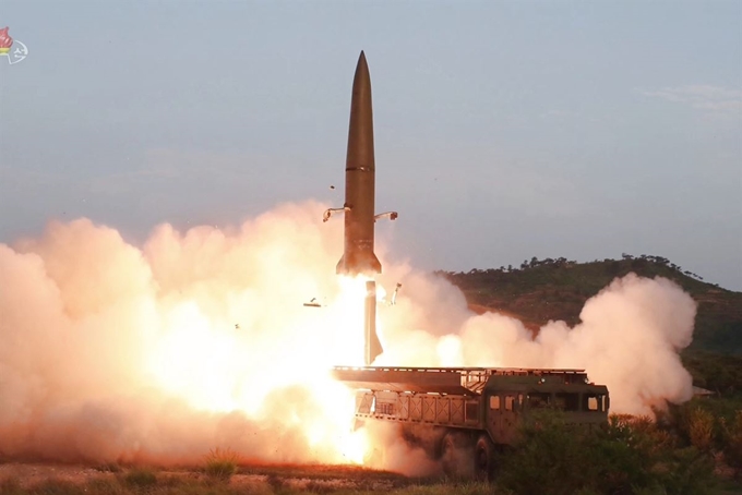 북한이 한국시간으로 2일 새벽 새로운 발사체를 발사한 것으로 보인다고 미 당국자가 전했다. 사진은. 사진은 지난 26일 조선중앙TV가 보도한 신형전술유도무기(단거리 탄도미사일) 발사 모습. 연합뉴스