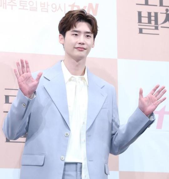 이종석이 권나라와의 열애설에 이어 사회복무요원으로 대체 군복무 중 영리 활동을 했다는 의혹에 휩싸이며 입장을 밝혔다. 한국일보 자료사진