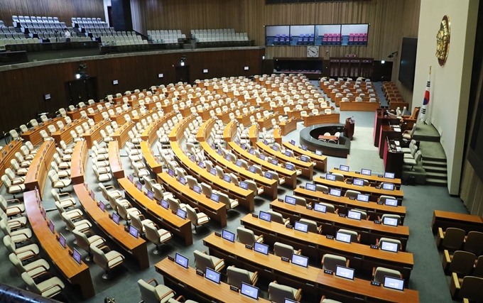 1일 오후 국회 본회의장이 텅 비어 한산하다. 국회는 이날 오후 2시에 본회의를 열어 추경, 일본의 경제보복 철회 요구 결의안 등을 처리할 예정이었으나 국회 예산결산특별위원회의 추경 심사 진행 상황을 고려할 때 물리적으로 제시간 개의가 어렵다고 판단, 4시로 연기했으나 이마저도 열리지 못하고 있다. 연합뉴스