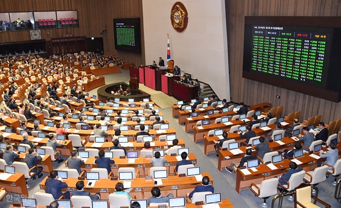 2일 국회 본회의장에서 2019년도 제1회 추가경정예산안이 상정되어 통과되고 있다. 오대근기자