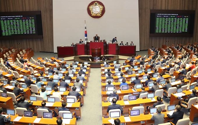 2일 열린 국회 본회의에서 배우자 출산휴가와 육아기 근로시간 단축제도를 개선하는 내용의 남녀고용평등법 개정안이 통과했다. 오대근 기자