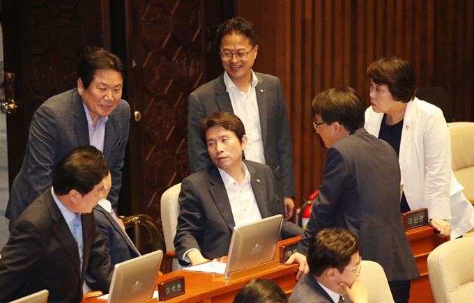 2일 오후 국회에서 열린 본회의에 이인영 원내대표(가운데) 등 더불어민주당 지도부와 자유한국당 정양석 원내수석부대표(왼쪽 두번째)가 이야기하고 있다. 연합뉴스