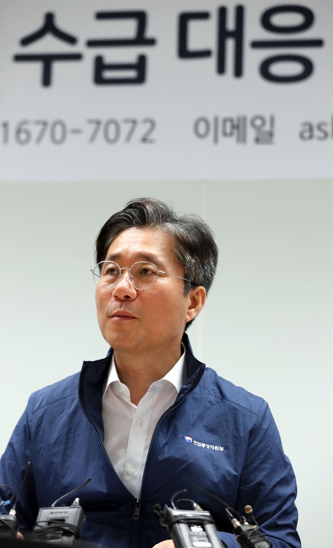 성윤모 산업통상자원부 장관이 3일 오전 서울 중구 대한상공회의소 내 소재부품 수급대응 지원센터에서 기업 지원 체계를 점검하며 발언하고 있다. 연합뉴스