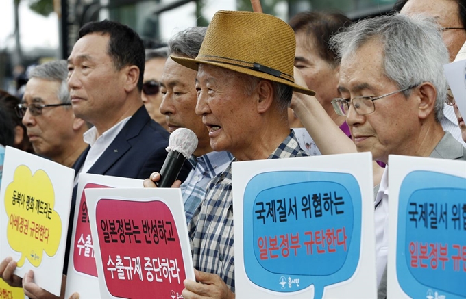 구치모 흥사단 전 이사장이 3일 오후 서울 종로구 일본대사관 앞에서 열린 '백색국가 제외 일본 규탄 긴급 기자회견'에서 발언하고 있다. 뉴스1