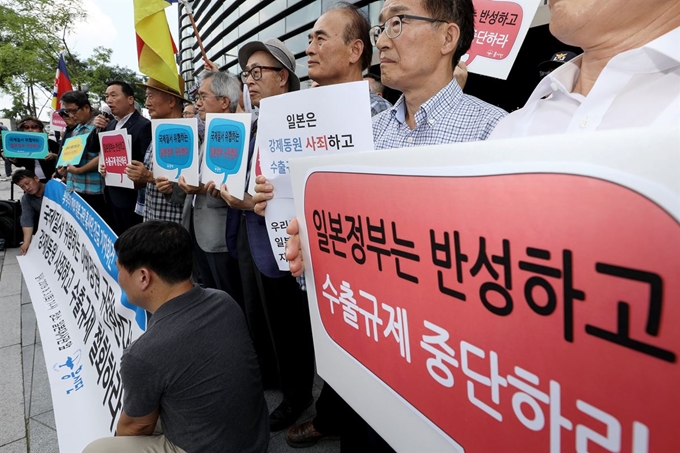 흥사단 관계자들이 3일 오후 서울 종로구 일본대사관 앞에서 '백색국가 제외 일본 규탄 긴급 기자회견'을 하고 있다. 뉴시스