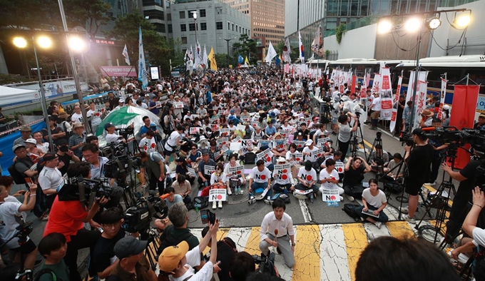 3일 오후 서울 종로구 구 일본대사관 앞에서 열린 ‘아베규탄 3차 촛불문화제'에서 참가자들이 집회 시작을 기다리고 있다. 연합뉴스