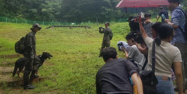 육군 32사단 기동대대 소속 군견 달관이와 군견병 김재현 일병이 3일 오후 세종시 금난면 부대 내 군견 훈련장에서 시범훈련 준비를 하고 있다. 세종=최동순 기자