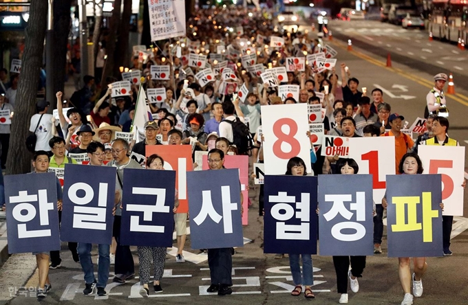 3일 오후 역사왜곡·경제침략·평화위협 아베규탄 시민행동(아베규탄시민행동) 주최로 열린 ‘아베 규탄 3차 촛불문화제’에 참석한 시민들이 서울 종로구 일본대사관에서 조선일보사 방향으로 행진하고 있다. 홍인기 기자