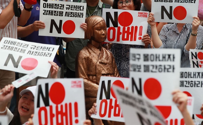 아베 규탄 시민행동 주최로 3일 서울 종로구 일본대사관 앞에서 '역사왜곡, 경제침략, 평화위협 아베정권 규탄 3차 촛불문화제'가 열렸다. 연합뉴스