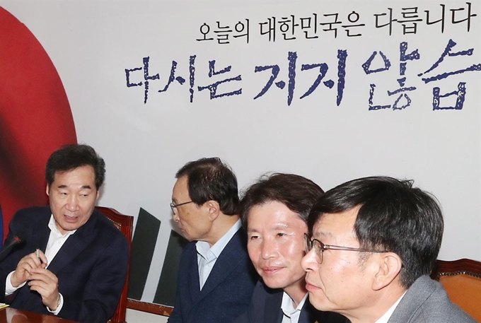 일본의 경제보복 조치에 대응하기 위해 더불어민주당과 정부, 청와대가 4일 서울 여의도 국회에서 개최한 고위당정협의회에서 왼쪽부터 이낙연 총리, 민주당 이해찬 대표, 민주당 이인영 원내대표, 김상조 청와대 정책실장이 심각한 표정으로 소재·부품·장비 경쟁력 강화 대책을 논의하고 있다. 뉴시스