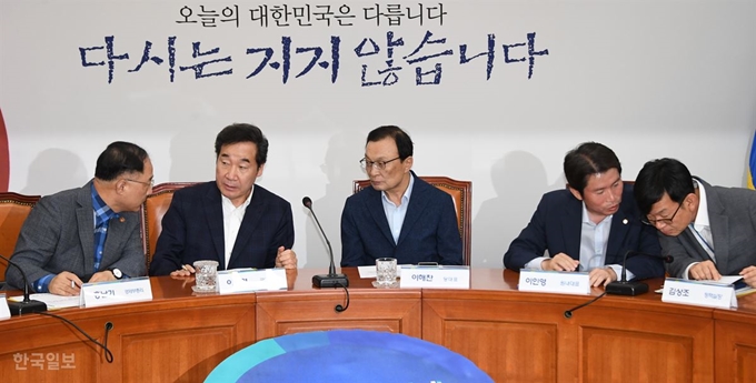 일본의 한국에 대한 수출규제에 대한 대응방안을 노의하기 위한 당정청 협의회가 4일 국회에서 열린 가운데 이낙연총리 이해찬 대표 등이 참석해 대화하고 있다. 오대근 기자