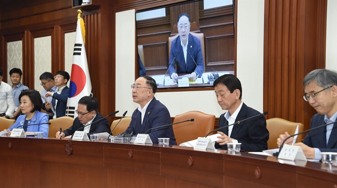 홍남기(가운데) 부총리 겸 기획재정부 장관이 5일 정부서울청사에서 ‘일본 수출규제 대응 관계장관회의’를 주재하고 모두발언을 하고 있다. 기획재정부 제공